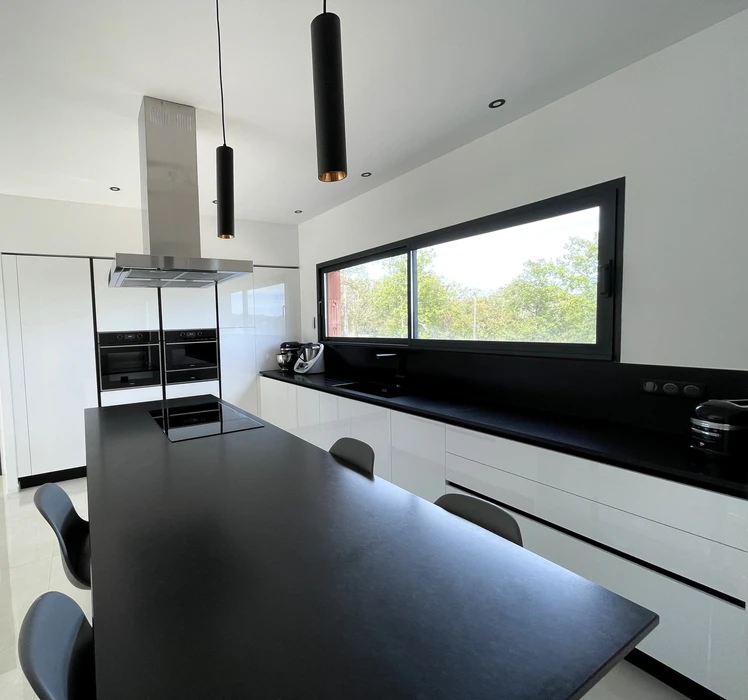 Cuisine moderne avec îlot central et plan de travail en stratifié sombre