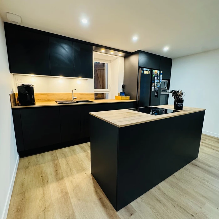 Cuisine moderne haut de gamme avec îlot central à plan de travail en quartz blanc brillant, armoires en bois naturel et façades noires