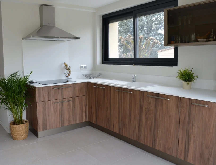 Cuisine moderne ouverte avec îlot central et coin repas