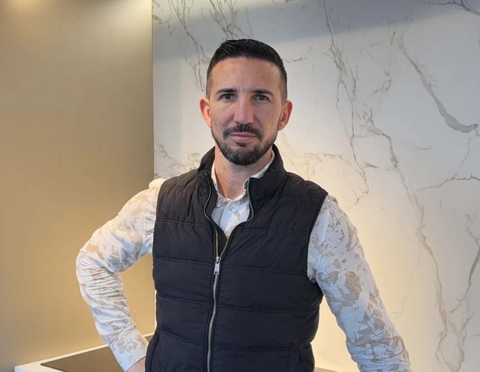 P&egrave;re et fille cuisinent ensemble dans une cuisine moderne