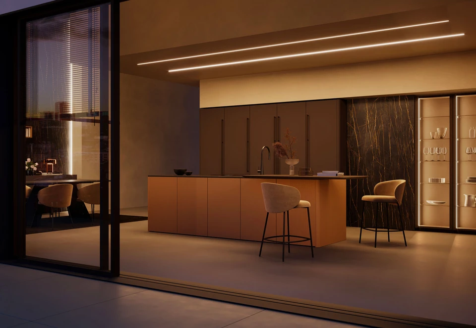 Cuisine moderne équipée avec îlot central en bois et comptoir en marbre blanc