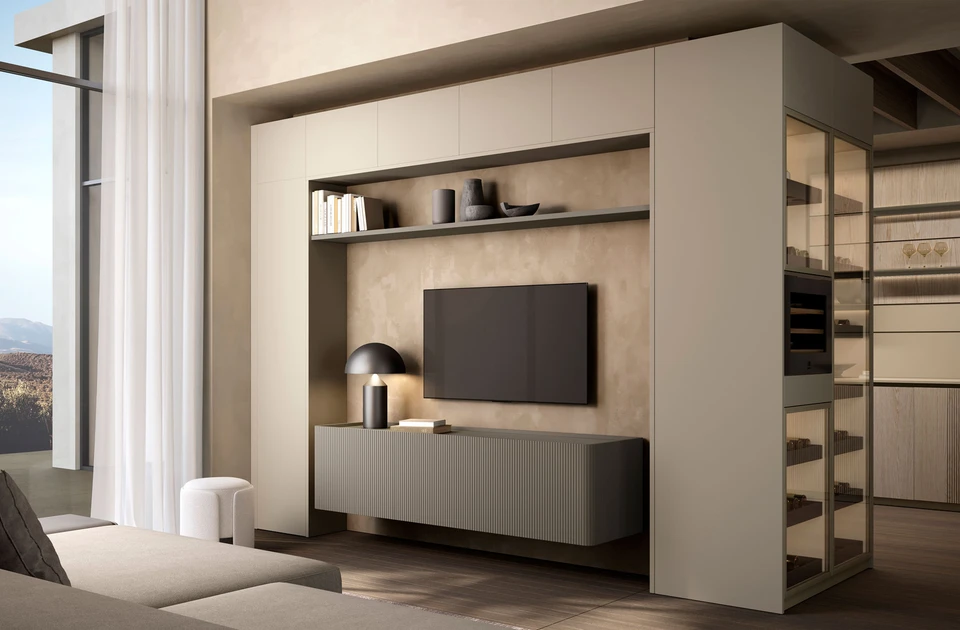 Salon moderne avec canapé gris à boutons colorés, fauteuil bergère à motifs floraux jaunes et cadre rose fuchsia