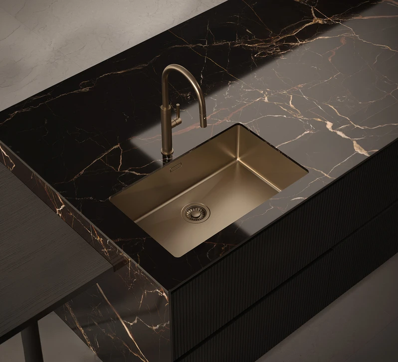 Présentation d'échantillons de matériaux sur surface en marbre blanc