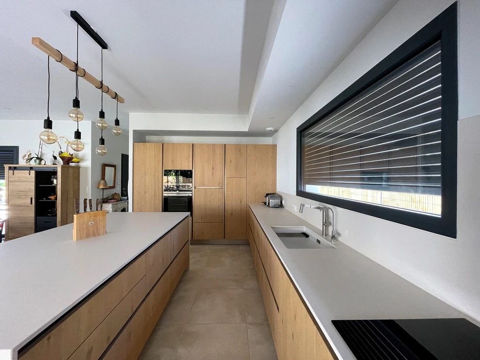 Cuisine moderne avec îlot central dans un intérieur résidentiel contemporain