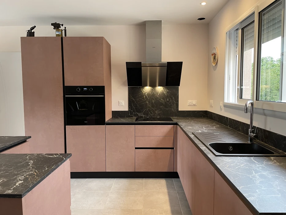 Cuisine moderne avec îlot central dans un intérieur résidentiel contemporain