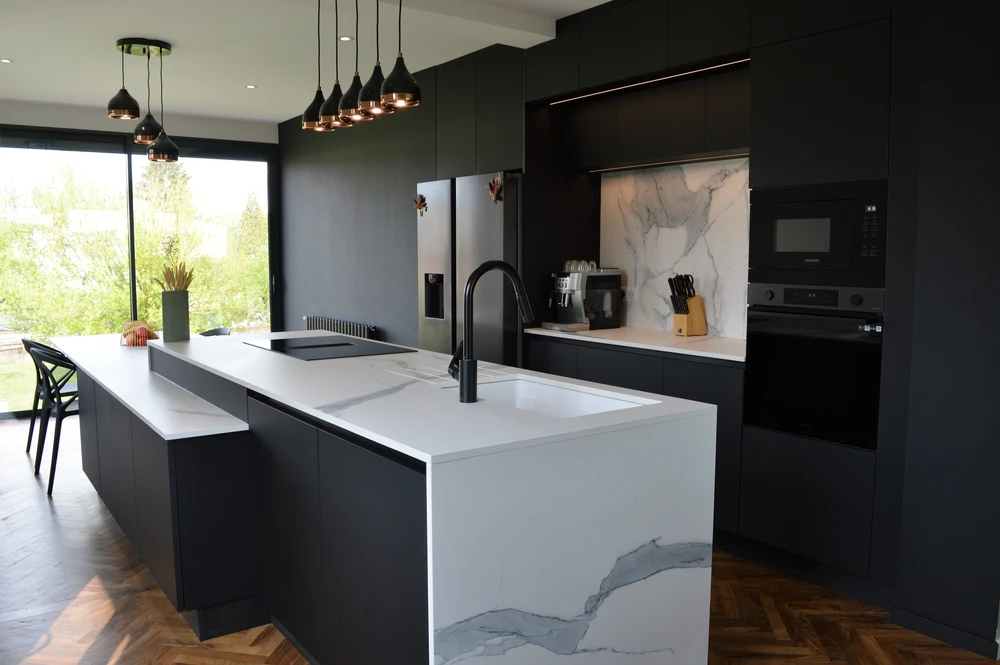 Cuisine moderne avec îlot central dans un intérieur résidentiel contemporain