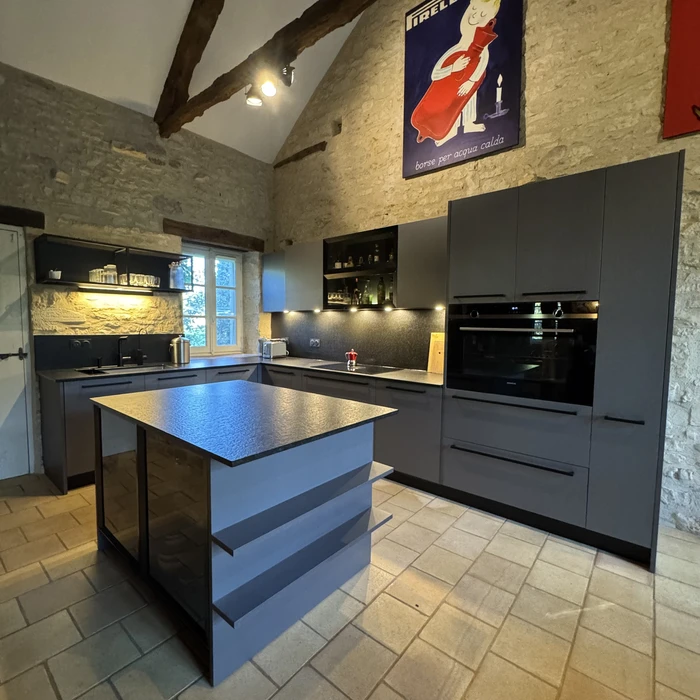 Cuisine moderne ouverte avec îlot central et coin repas