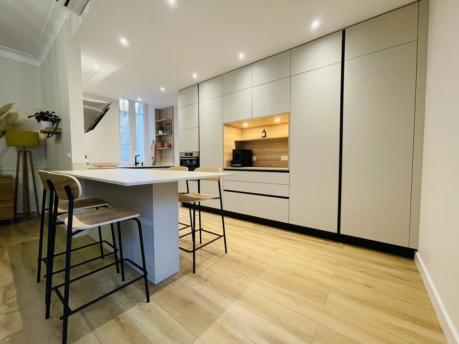 Cuisine moderne avec îlot central dans un intérieur résidentiel contemporain